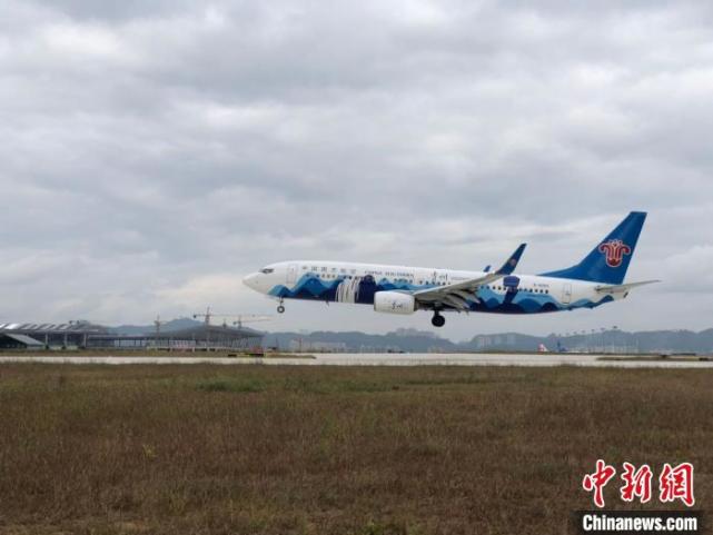 飞机,经过4个小时的实地试飞,先后平稳降落在贵阳龙洞堡国际机场三期