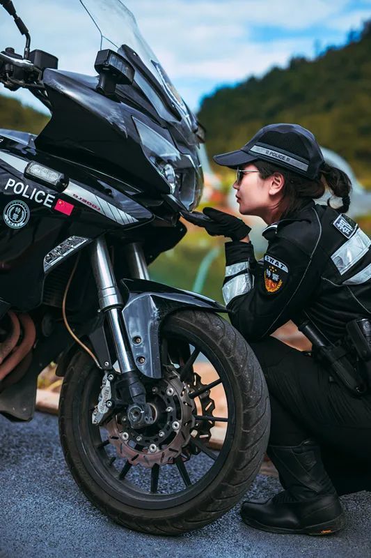 【不负青山·绿博园】乘风破浪的黔南女骑警_腾讯新闻