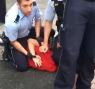 警察|黑人之死案重现？德国警察又用“跪杀”姿势引热议，15岁少年疑遭暴力对待