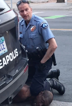 警察|黑人之死案重现？德国警察又用“跪杀”姿势引热议，15岁少年疑遭暴力对待