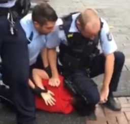 警察|黑人之死案重现？德国警察又用“跪杀”姿势引热议，15岁少年疑遭暴力对待