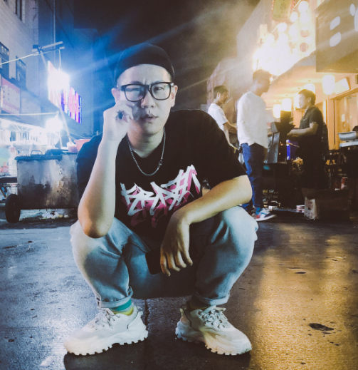 章绍伟大家可能还不太熟悉,他是德云社相声演员,据查毕业于中国北方