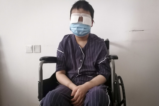 湖北16岁漂亮女孩患重症后"面目全非",双目失明仍坚持唱歌