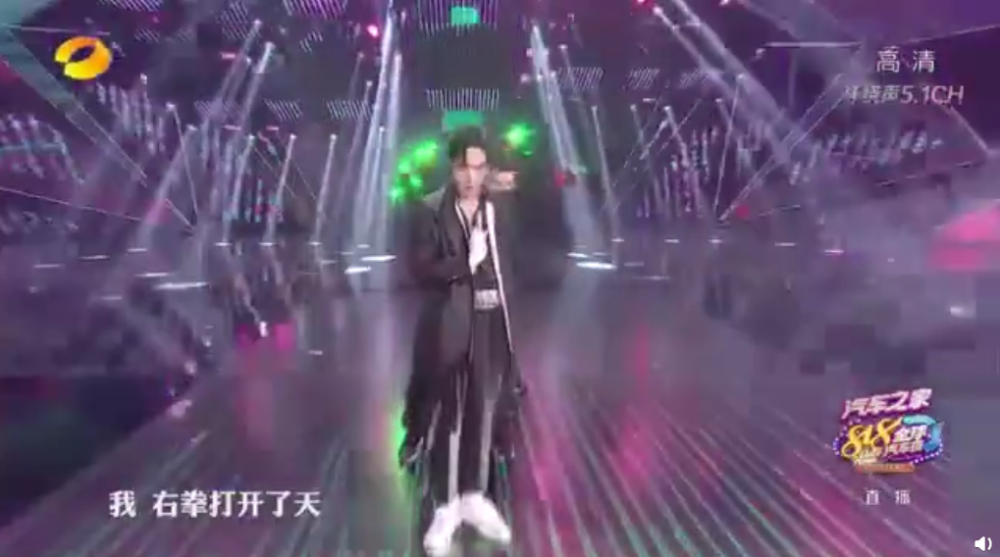 王一博|王一博化身为龙从天而降，燃炸全场，太酷了！