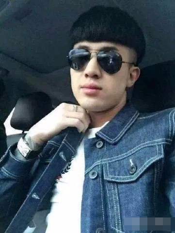 16岁小混混自创社会摇疯狂吸金被封,如今狂刷百万礼物重出江湖