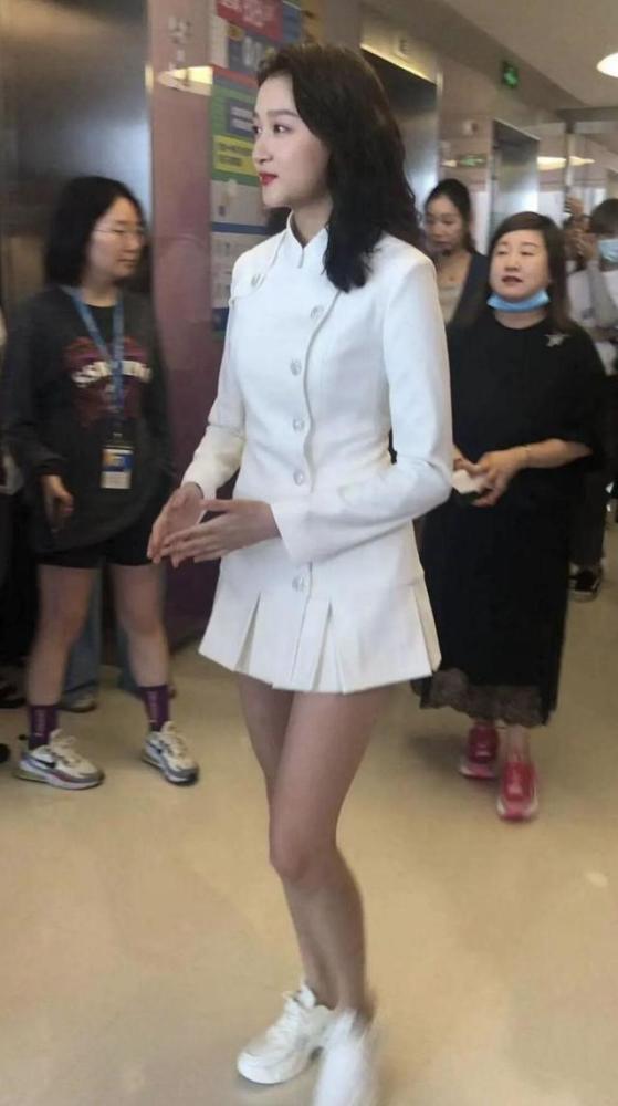 关晓彤|关晓彤路透照秀大长腿，肤色却比路人黑几度？网友：看脸像30岁