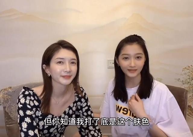 关晓彤|关晓彤路透照秀大长腿，肤色却比路人黑几度？网友：看脸像30岁