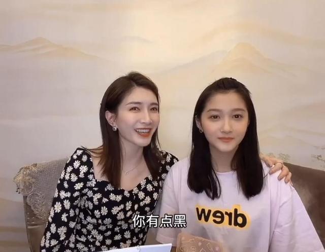 关晓彤|关晓彤路透照秀大长腿，肤色却比路人黑几度？网友：看脸像30岁