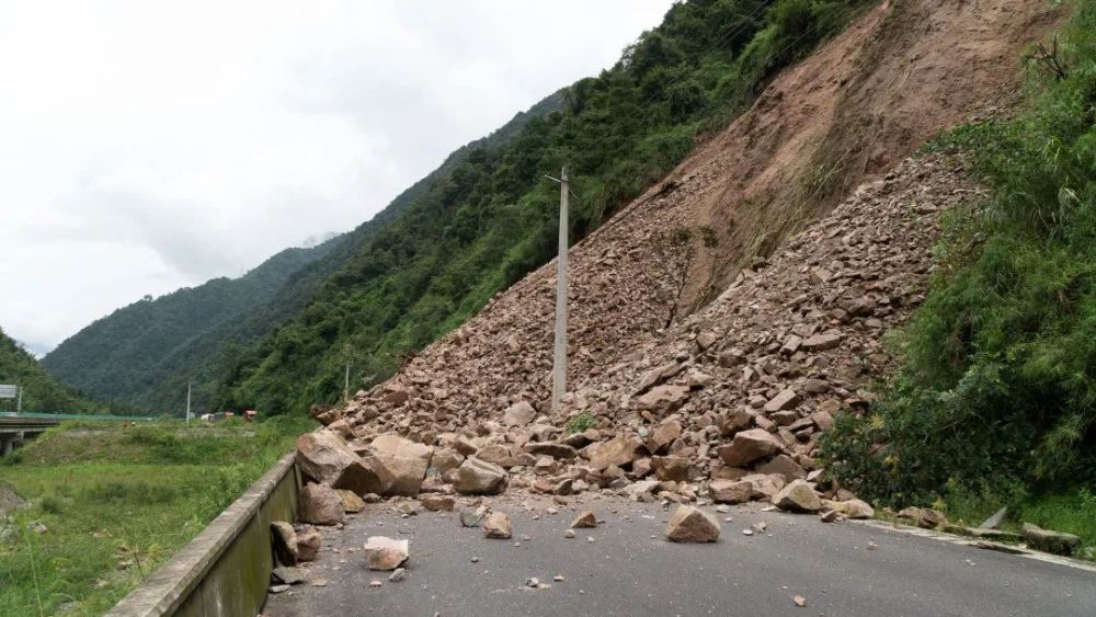 抗洪先锋直击一线暴雨中乘风破浪的交通人
