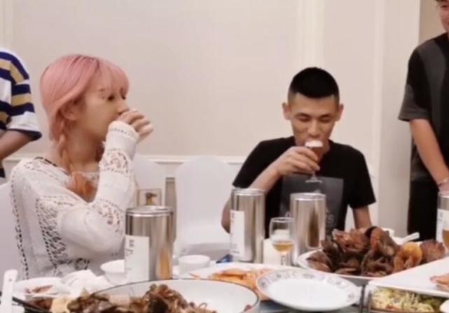旭旭宝宝工会聚餐，呆妹儿敬酒特豪气，宝哥酒没喝完被揭穿