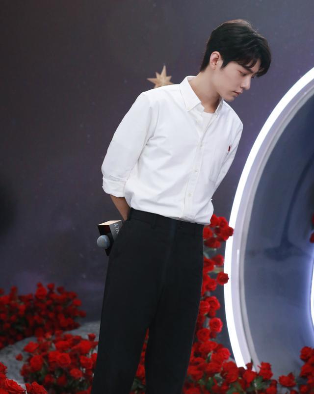 粉丝|肖战直播释放信号：三方“封锁”正在破局，粉丝为一句话泪目