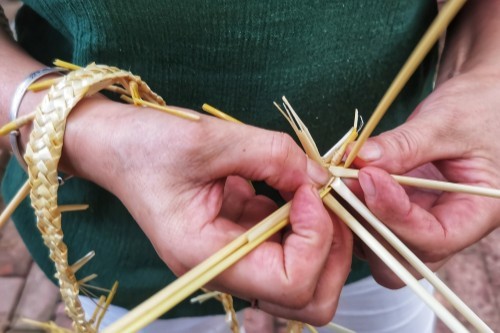 户的门前都有整理好的麦秸秆,而在农村老太太们则在手中在不停地编着