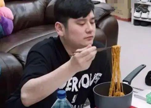 钱枫|钱枫又胖了！多层下巴艳压林有有，身宽和头围比李锐大出1.5倍