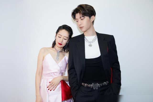 刘敏涛|刘敏涛范丞丞献唱《红玫瑰》，依偎在范丞丞肩膀上，甜度爆表可CP