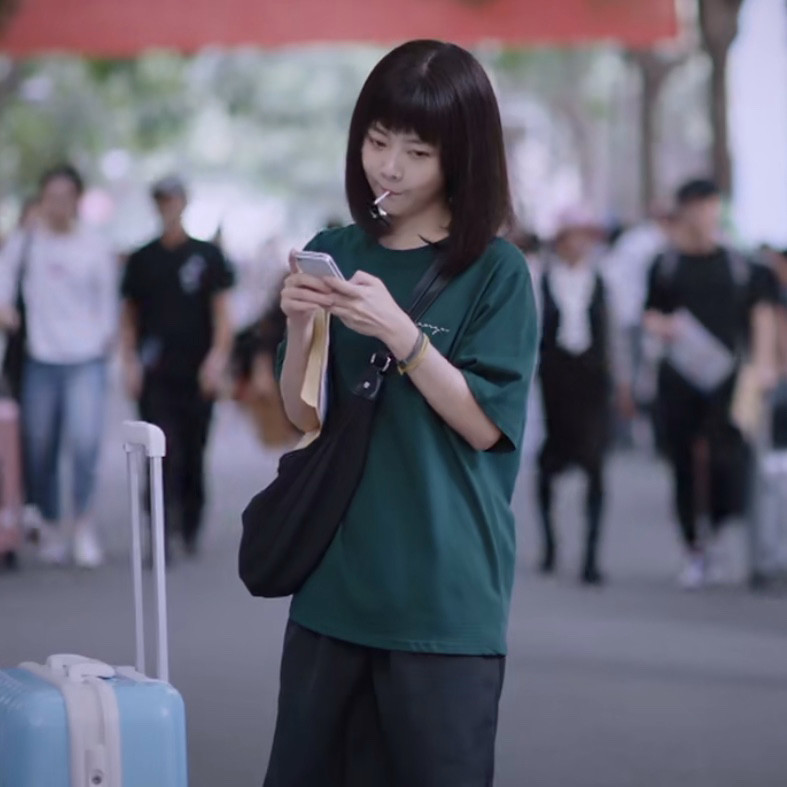 剧里李尖尖的服饰大多是松松垮垮的休闲风格,有一