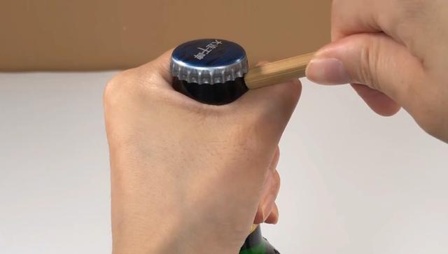 才知道,啤酒盖有个"小机关",不用开瓶器,用手就能轻松打开