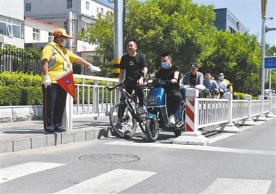 马路|柔性引导“连环击” 拦住违规过马路