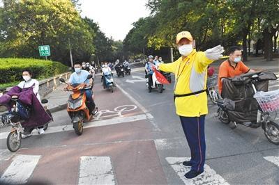 马路|柔性引导“连环击” 拦住违规过马路