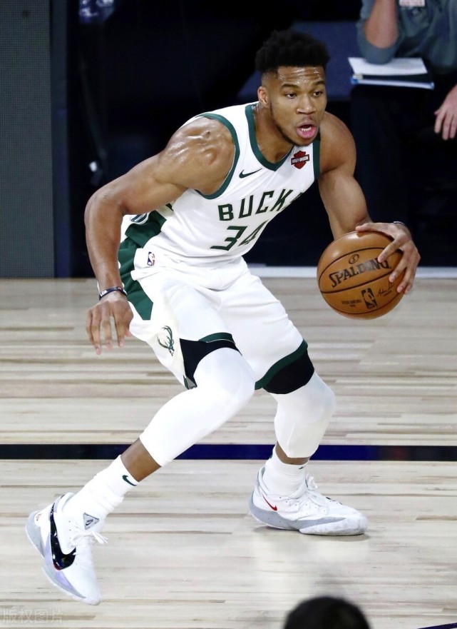 字母哥单手隔扣武切维奇激怒后者迎来爆发球迷都很吃惊