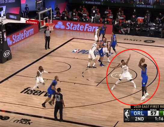 输球输人雄鹿半场被魔术打爆字母哥垫脚洛佩兹拿凳子出气