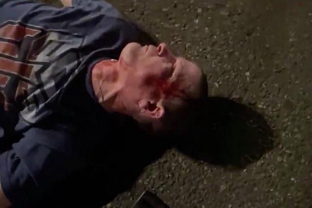 美国_社会|美国街头暴力频发：白人司机被黑人追逐撞车，然后拖出来打到昏迷