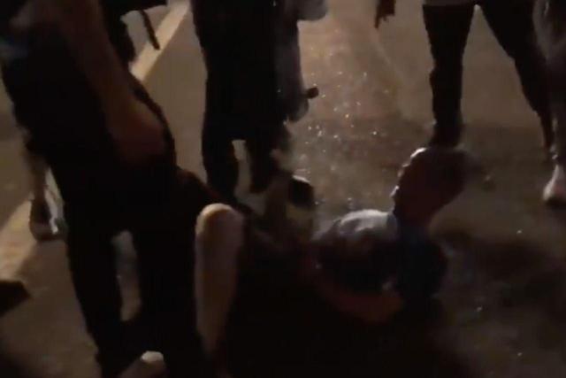 美国_社会|美国街头暴力频发：白人司机被黑人追逐撞车，然后拖出来打到昏迷