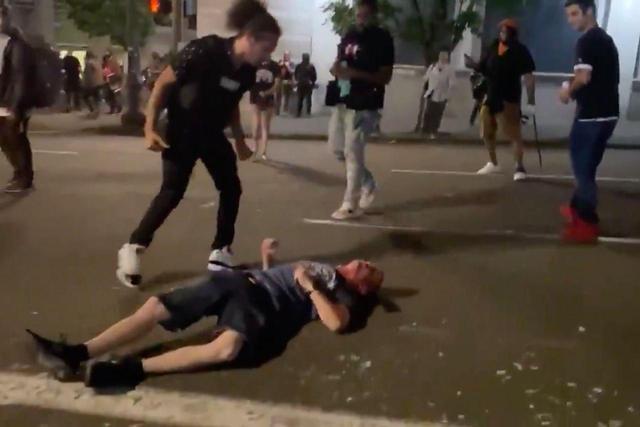 美国_社会|美国街头暴力频发：白人司机被黑人追逐撞车，然后拖出来打到昏迷