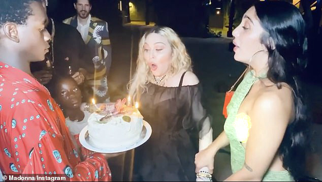 麦当娜|麦当娜分享62岁生日派对照片，穿小黑裙扭腰热舞，豪迈女儿陪吹蜡烛