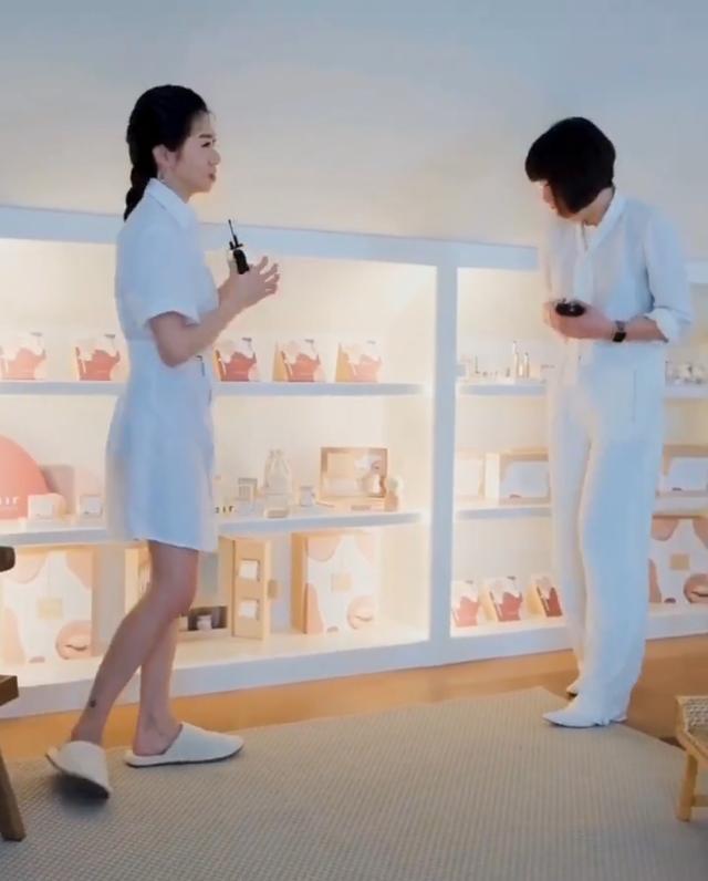 程晓玥|郑恺前女友程晓玥搬新宅，友人做客曝其近况，分手后变事业女强人