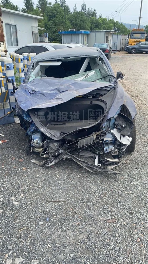 特斯拉Model 3出现严重车祸，刹车失灵，车头完全撞毁