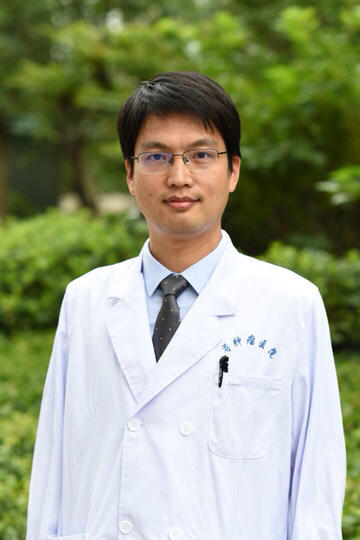 河南有一群30岁 的男医生,各个"武功高强":有人已成院内最年轻的教授