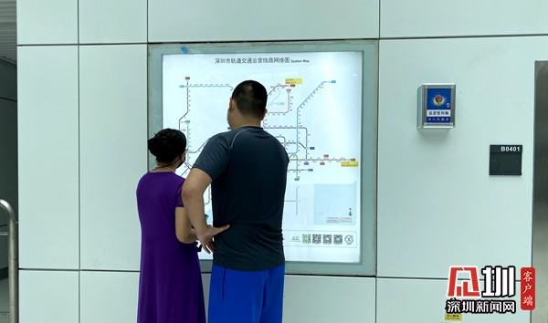 深圳地铁6号线开通首日市民争相打卡首班车