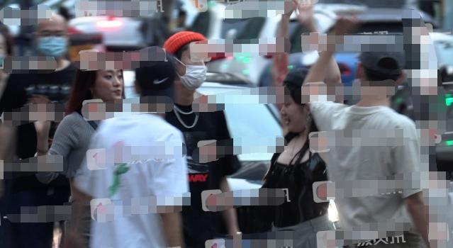 王鹤棣|当红小生王鹤棣恋情疑曝光，与妙龄女子吃一块炸鸡，共度72小时
