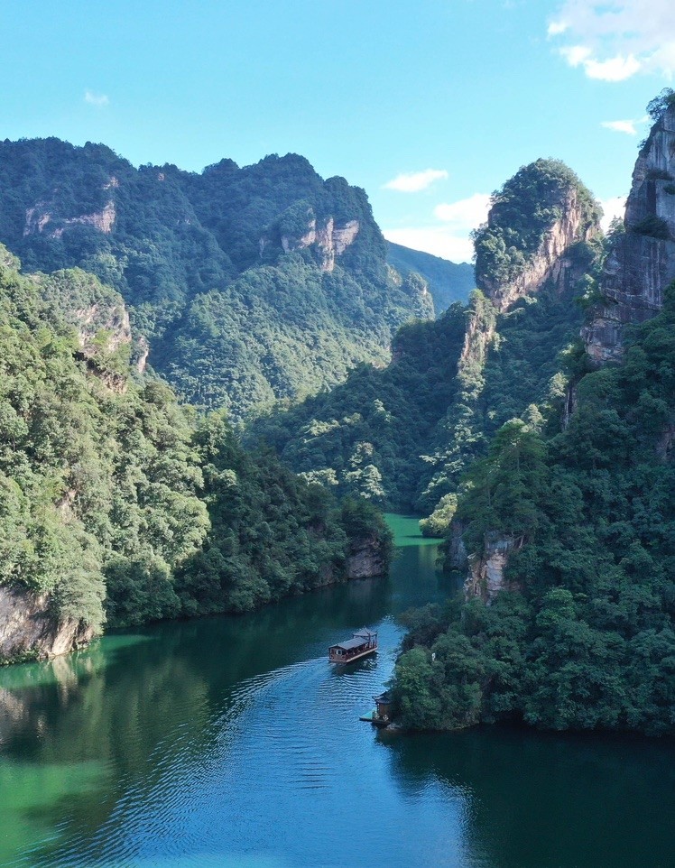 連日來,湖南張家界天氣晴好,素有