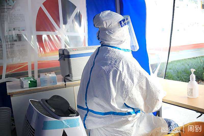 高温天医院大白全副武装坚守抗疫第一线每天消毒双手数百次汗水湿透
