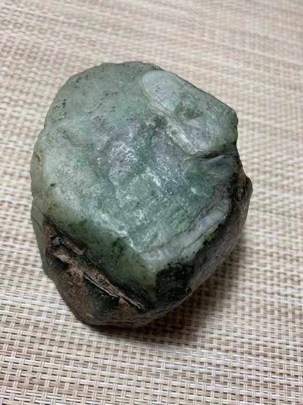 皮壳厚薄不一,薄皮壳的会卡原石在灯光照射下,底下呈黄雾状态.