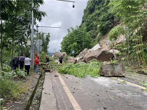 昭通水绥二级路卡房隧道段发生山体滑坡.摄/黄邦勇
