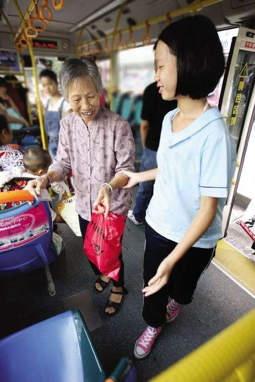 共创文明城市争做文明市民主动让座公交车上温暖同行