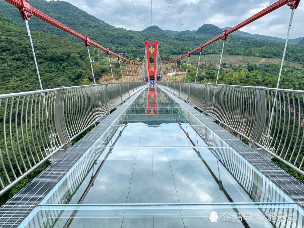 廣東擎天玻璃橋打破世界紀錄有最長之稱吸引了一大批遊客關注