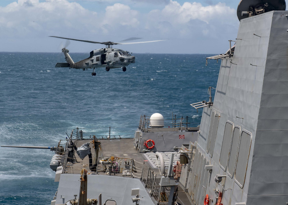 过去穿越台湾海峡的美国军舰都是在所谓的"台海中线"以东航行,但"