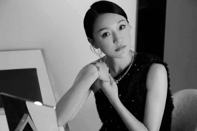 涂烈焰|周迅被吐槽长胖后，涂烈焰红唇墨镜遮面怼镜拍照，被喊美人超自信