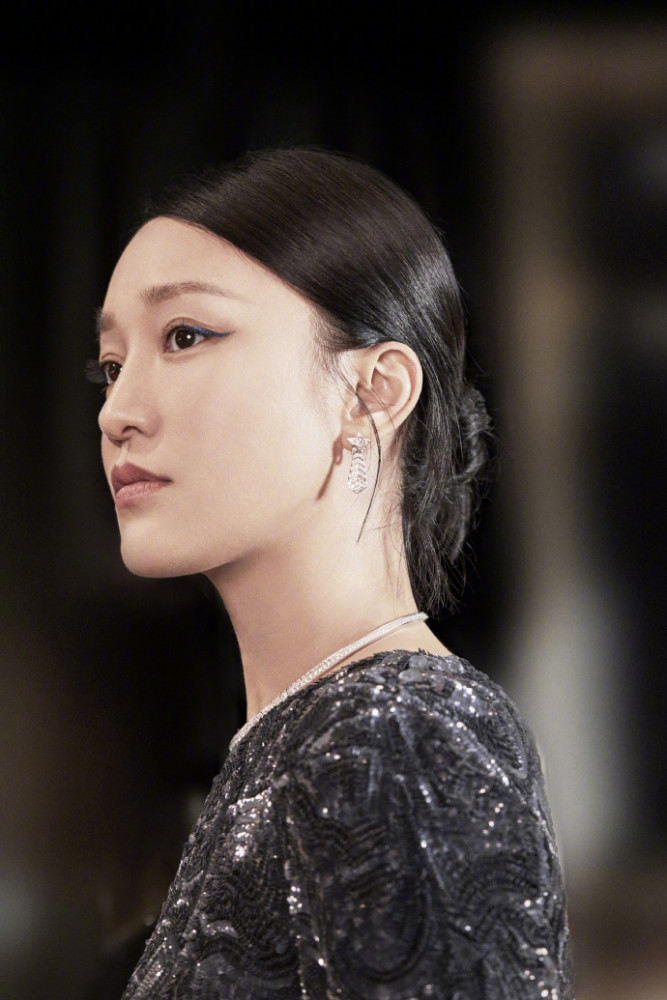 涂烈焰|周迅被吐槽长胖后，涂烈焰红唇墨镜遮面怼镜拍照，被喊美人超自信