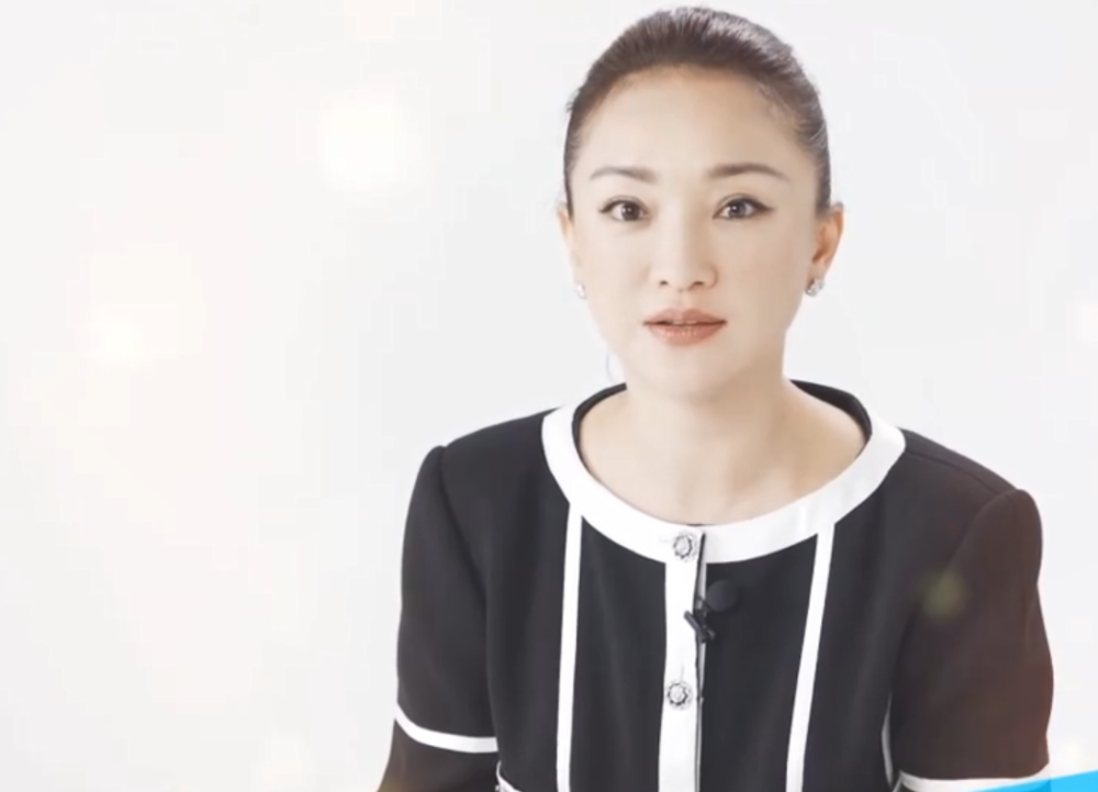 涂烈焰|周迅被吐槽长胖后，涂烈焰红唇墨镜遮面怼镜拍照，被喊美人超自信