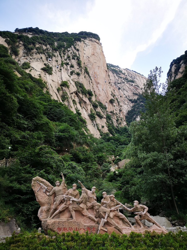 神兵飛越天險,英雄智取華山