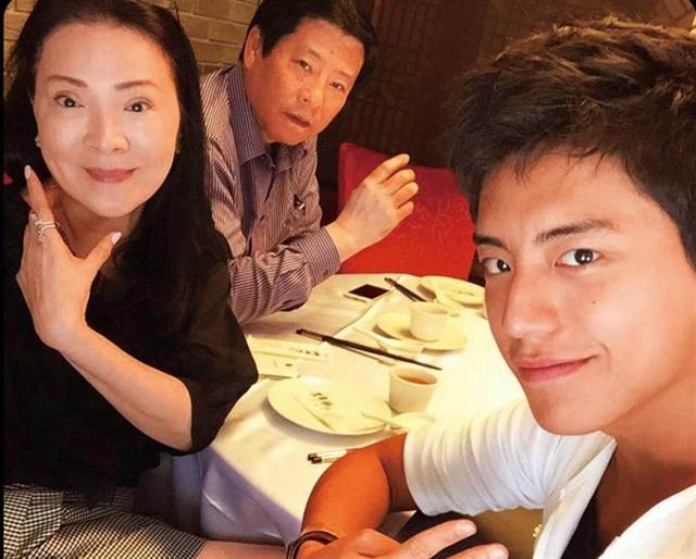 王大陆为柯震东老爸祝寿,两家交情颇深,兄弟相识20年感情坚挺