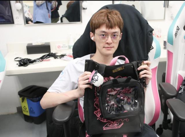 网友热议fofo直播脸和声音严重不匹配他实在太可爱了