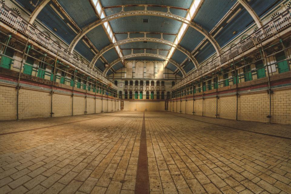 西蒙·萨格登|英国境内不少楼群荒废 摄影师酷爱探险 乐于分享他发现的“宝藏”