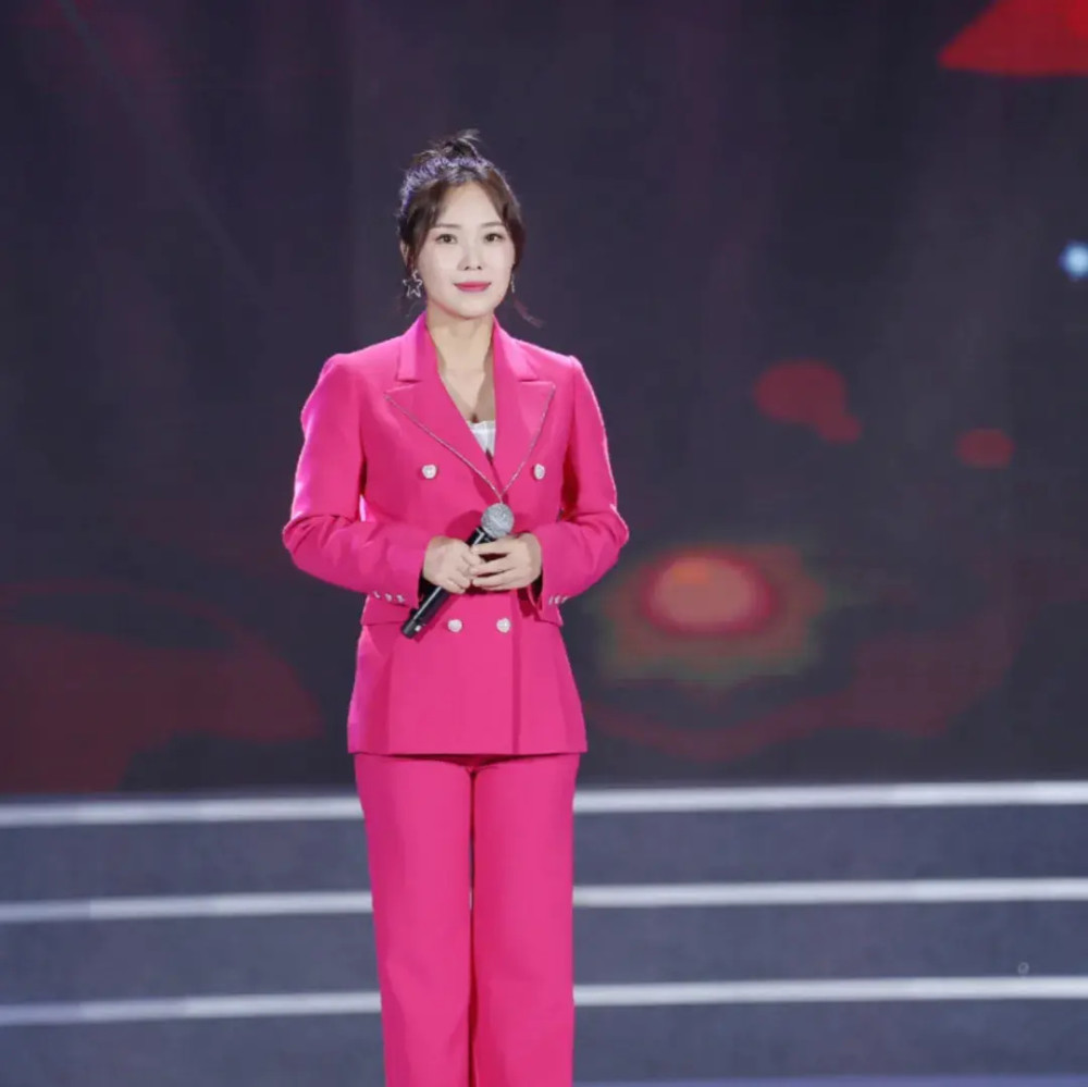 云朵尚雯婕于魁智等参加坚信爱会赢致敬抗疫白衣战士慰问演出