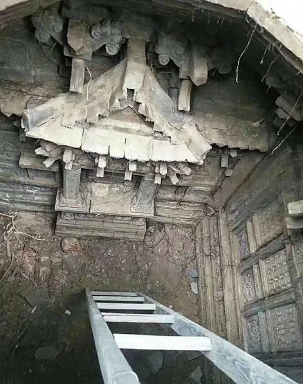 山西省垣曲县一处办公楼进行自来水改造施工时,发现一座砖石古墓