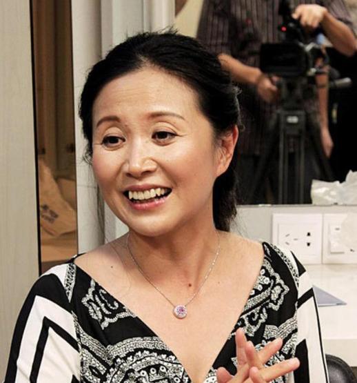 参观非诚勿扰黄菡的家,一家人仿佛生活在古代,家具都是复古风的